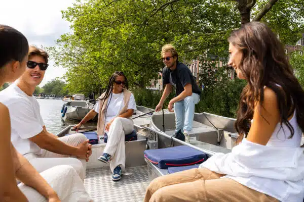 Boaty-Bootverhuur-Centrum-van-Amsterdam-1-600x400.jpg A man explains the sailing routes in Amsterdam